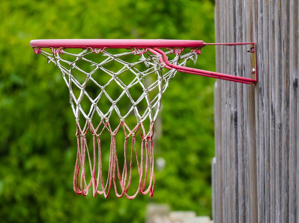 Comment installer un panier de basket mural pour enfant ?